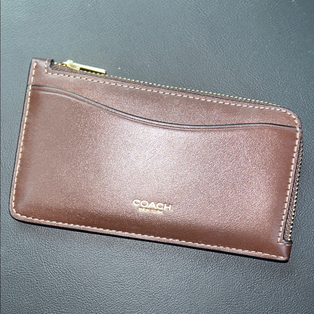 Coach Essential New York Card Zip in Maple